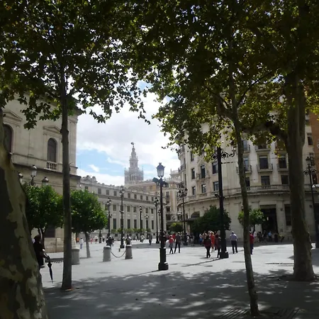 Amplio Plaza Nueva Apartment *
